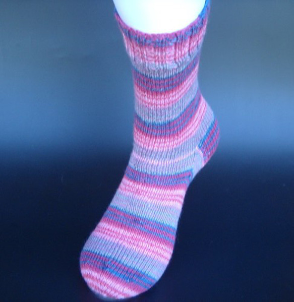 手編みの靴下　シルク混の糸で編んだ、ピンクの配色が楽しい靴下（女性用） 1枚目の画像