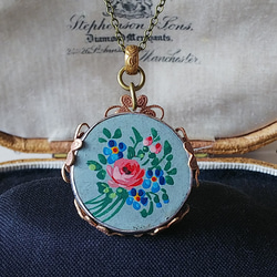 アンティーク　薔薇と勿忘草　青磁色･手書きボタン（25㎜）クラシカルネックレス 1枚目の画像