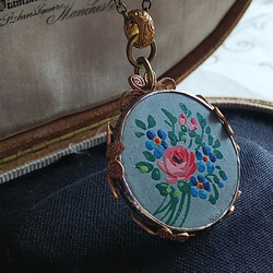 アンティーク　薔薇と勿忘草　青磁色･手書きボタン（25㎜）クラシカルネックレス 3枚目の画像
