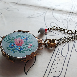 アンティーク　薔薇と勿忘草　青磁色･手書きボタン（25㎜）クラシカルネックレス 4枚目の画像