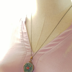 アンティーク　薔薇と勿忘草　青磁色･手書きボタン（25㎜）クラシカルネックレス 9枚目の画像