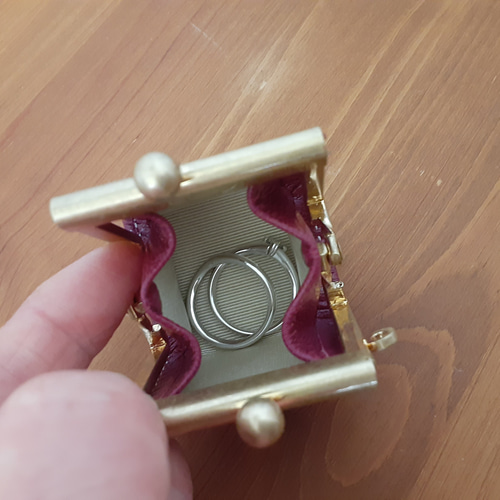 フェラーリ　がま口　化粧品小物アクセサリー入れ イヤリングやネックレス・指輪の収納に。がま口アクセサリーケース