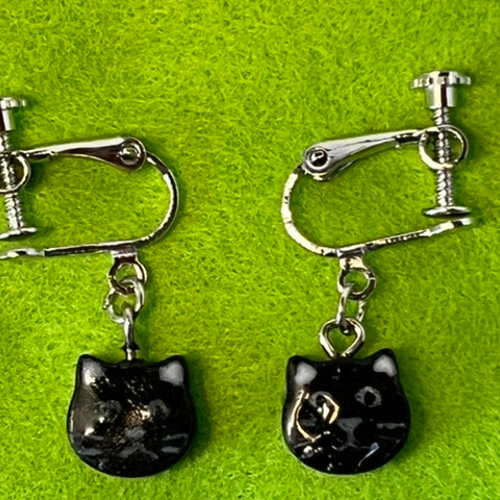 黒猫のイヤリング(レジン液) イヤリング・ノンホールピアス 工房TAKA