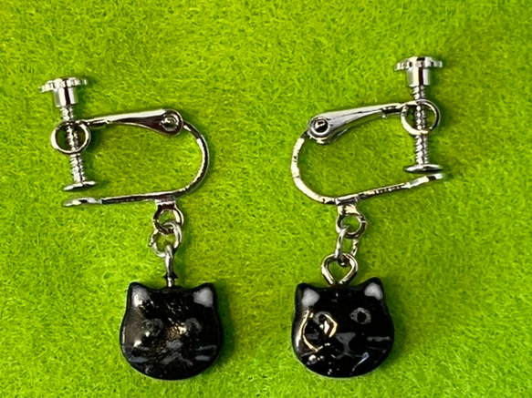 黒猫のイヤリング(レジン液) イヤリング・ノンホールピアス 工房TAKA