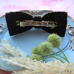 黒い花柄インド刺繍リボンの飾り付きヘアバレッタ（金具7センチ） 3枚目の画像