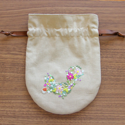 花松鼠抽繩小包手作刺繡榛米色 第9張的照片