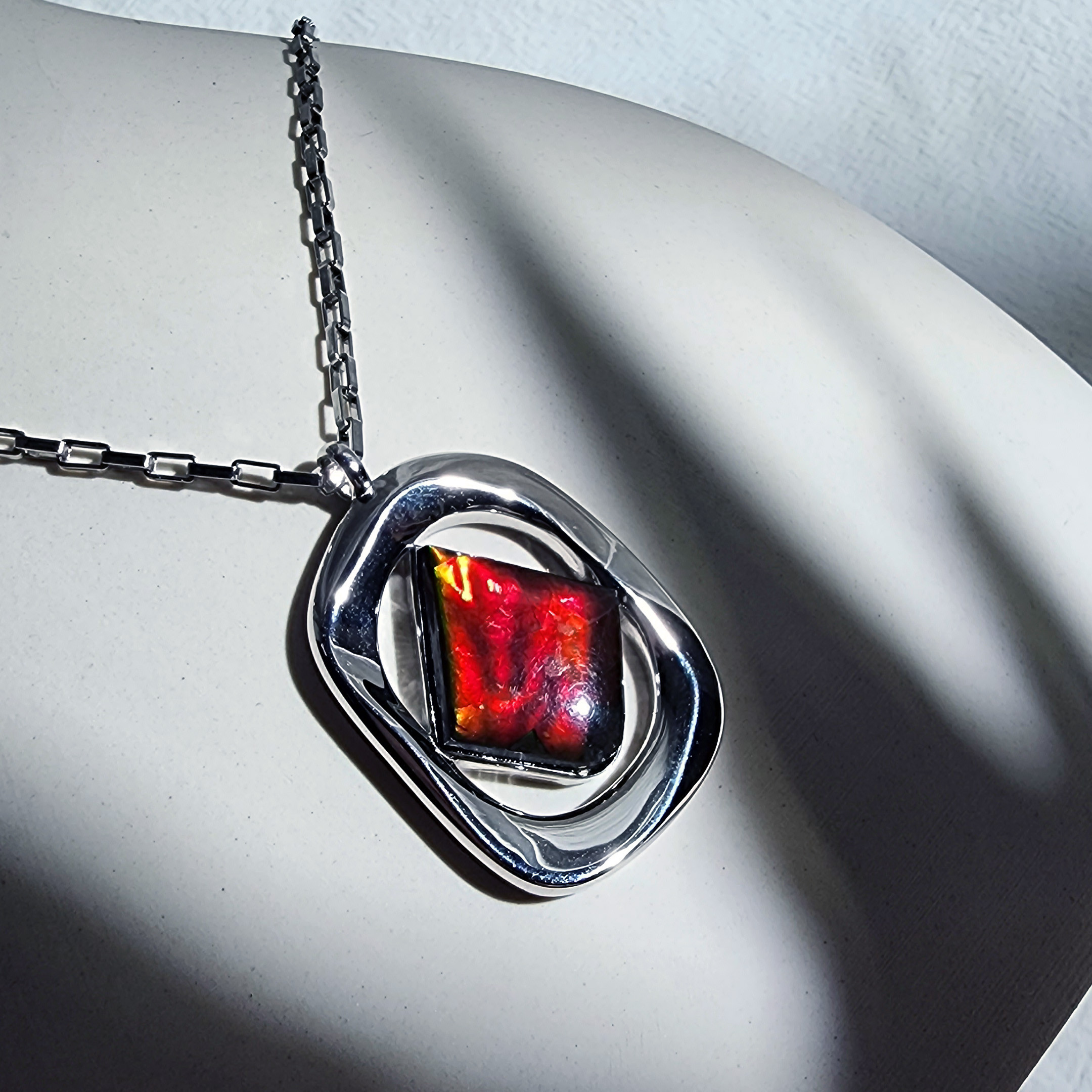 ゴールド系シルバー925ダイヤモンド型レッドスポットカラーストーンチタンスチールネックレス継ぎ接ぎ無しオールナチュラルカナダ産マ