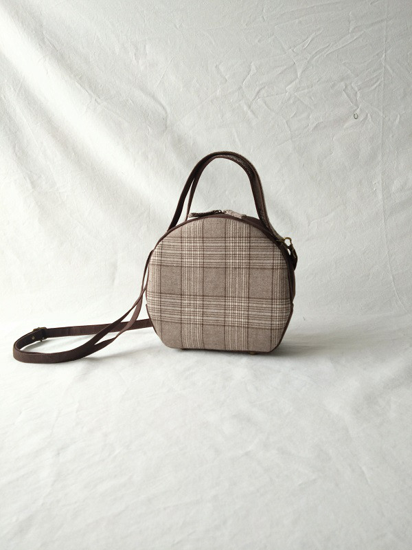 グレンチェックのラウンド型ポシェット