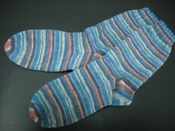 手編みの靴下　色使いの素晴らしい靴下（男性用） 4枚目の画像