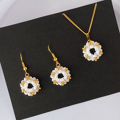 赤・緑・金の飾りのホワイトクリスマスリースのイヤリング・ピアス