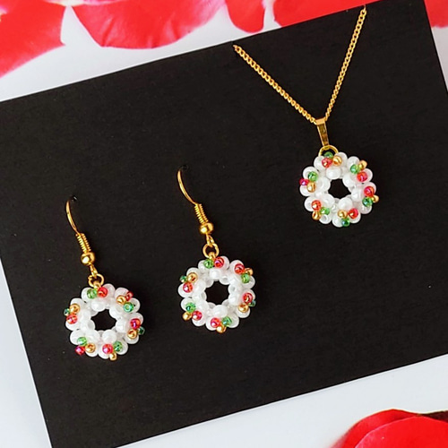 赤・緑・金の飾りのホワイトクリスマスリースのイヤリング・ピアス