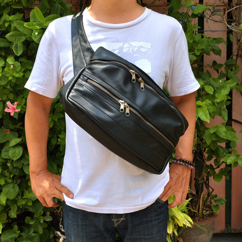 黒レザー ボディバッグ 3ポケット