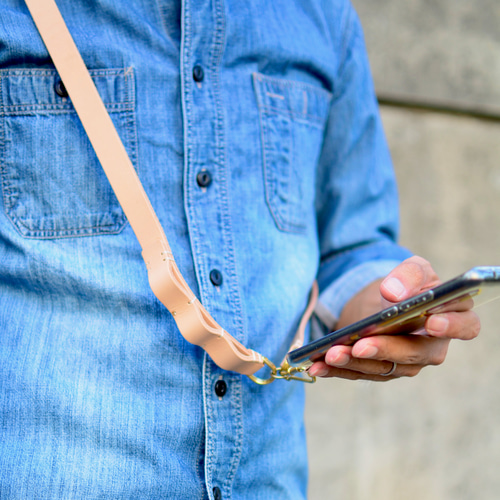 ヌメ革生成りナチュラルのスマホストラップ 真鍮金具と一緒に経年変化