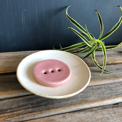 【陶器】ピンクのさくら釉薬のお皿と白い三脚のせっけん置き　ソープディッシュ・ソープ皿・石鹸　送料無料・ 2枚目の画像