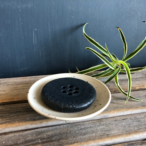 陶器】黒い釉薬のお皿と白い三脚のせっけん置き ソープディッシュ