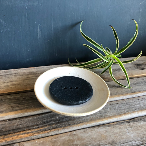 陶器】黒い釉薬のお皿と白い三脚のせっけん置き ソープディッシュ