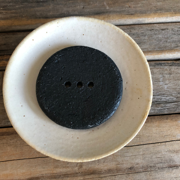 【陶器】黒い釉薬のお皿と白い三脚のせっけん置き　ソープディッシュ・ソープ皿・石鹸　送料無料・ 9枚目の画像