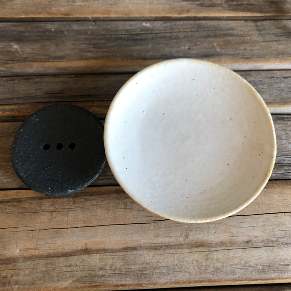 【陶器】黒い釉薬のお皿と白い三脚のせっけん置き　ソープディッシュ・ソープ皿・石鹸　送料無料・ 8枚目の画像