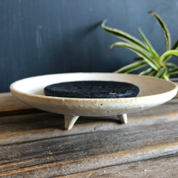 【陶器】黒い釉薬のお皿と白い三脚のせっけん置き　ソープディッシュ・ソープ皿・石鹸　送料無料・ 4枚目の画像