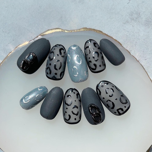 SPICE】 マットブラックなヒョウ柄ネイルチップ ♢深夜の王様レオパ