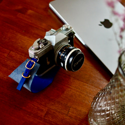 すみれブルーxロイヤルブルー　イタリアンレザー　本革　カメラホルダー　リストストラップ　一眼レフ　ミラーレスに活躍 2枚目の画像