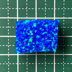　《人工オパール》(ネオンオパール) 原石 ブルー/緑斑 7.1g (樹脂含侵) 4枚目の画像