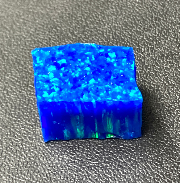 　《人工オパール》(ネオンオパール) 原石 ブルー/緑斑 7.1g (樹脂含侵) 2枚目の画像