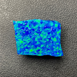 　《人工オパール》(ネオンオパール) 原石 ブルー/緑斑 7.1g (樹脂含侵) 1枚目の画像