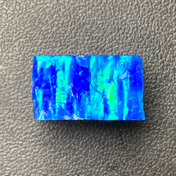 　《人工オパール》(ネオンオパール) 原石 ブルー/緑斑 7.1g (樹脂含侵) 3枚目の画像