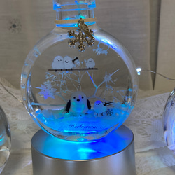 新作creema限定ハーバリウムオイル 雪の妖精シマエナガ 早割クリスマス2023 雪の結晶鳥の羽チャームLEDライト付 8枚目の画像