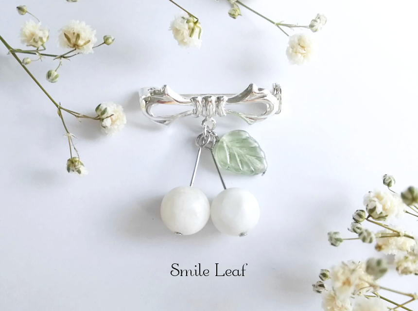 ブルームーンストーンのさくらんぼブローチ