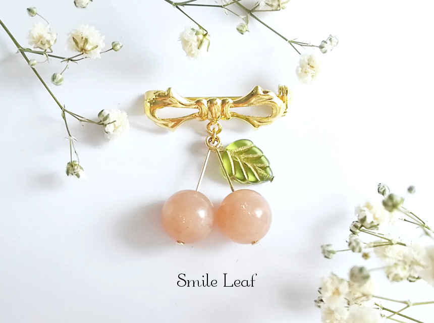 サンムーンストーンのさくらんぼブローチ