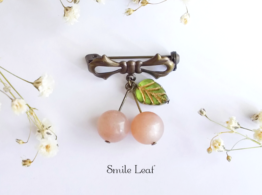 サンムーンストーンのさくらんぼブローチ