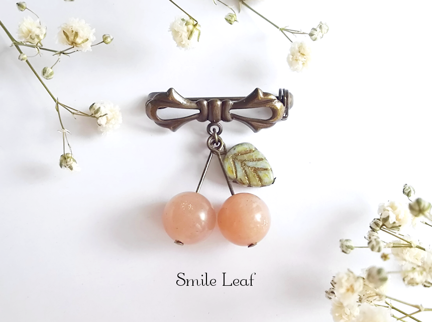 サンムーンストーンのさくらんぼブローチ