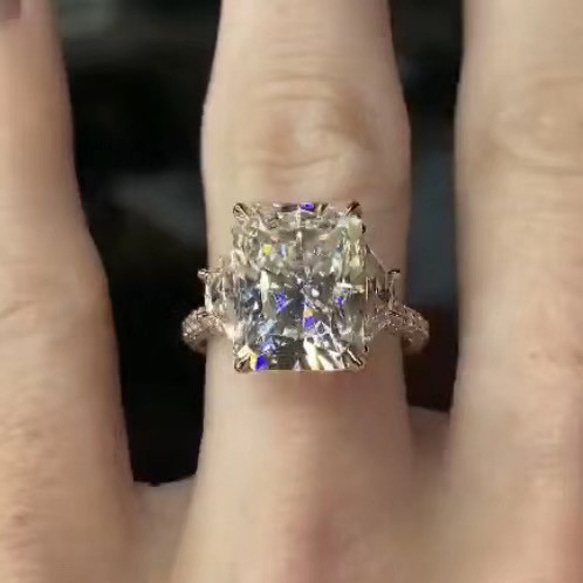 newデザイン】輝くプリンセスモアサナイトダイヤモンドリングK18