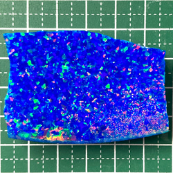 　《人工オパール》(ネオンオパール) 原石 ブルー/オレンジ斑 41.2g (樹脂含侵) 4枚目の画像