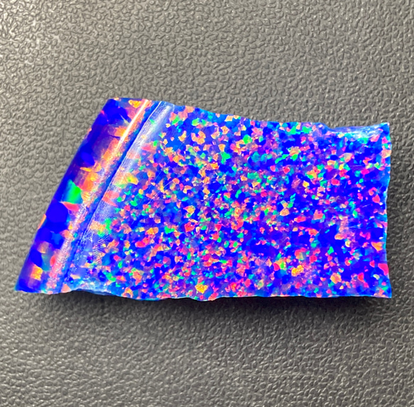 　《人工オパール》(ネオンオパール) 原石 ブルー/オレンジ斑 22.6g (樹脂含侵) 1枚目の画像