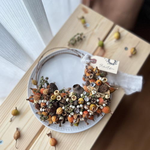 秋色 たっぷりの月桃の実といろんな種類の木の実のハーフリース 秋