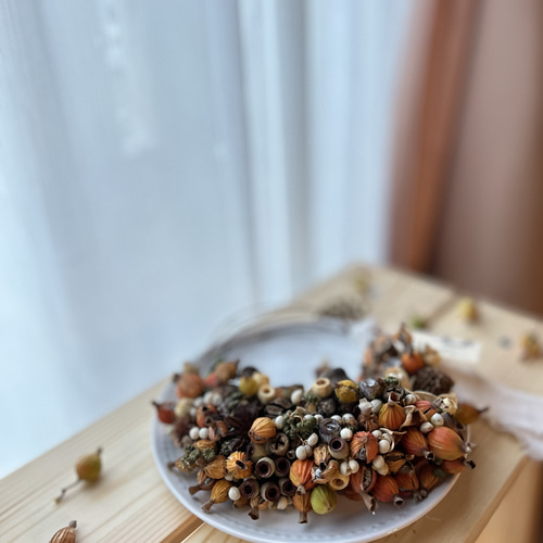 秋色 たっぷりの月桃の実といろんな種類の木の実のハーフリース 秋