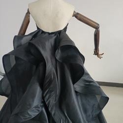 上品 ウエディングドレス ブラックカラードレス　スタイリッシュなバックスタイル ベアトップ 結婚式/披露宴 3枚目の画像