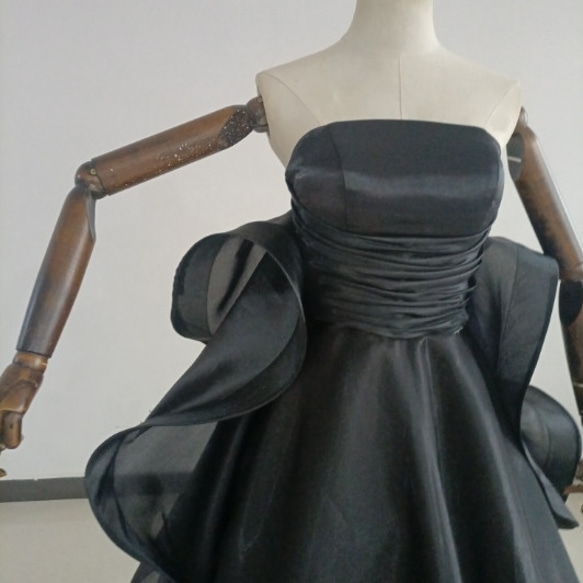 上品 ウエディングドレス ブラックカラードレス　スタイリッシュなバックスタイル ベアトップ 結婚式/披露宴 4枚目の画像