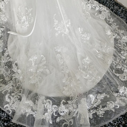高品質！露肩婚紗灰白色 3D 3D 蕾絲刺繡婚禮/招待會 第5張的照片