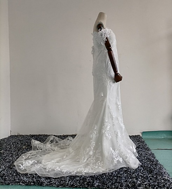 高品質！オフショル ウエディングドレス オフホワイト 3D立体レース刺繍 結婚式/披露宴 2枚目の画像