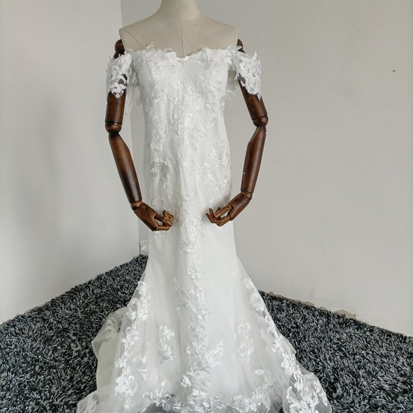 高品質！露肩婚紗灰白色 3D 3D 蕾絲刺繡婚禮/招待會 第7張的照片