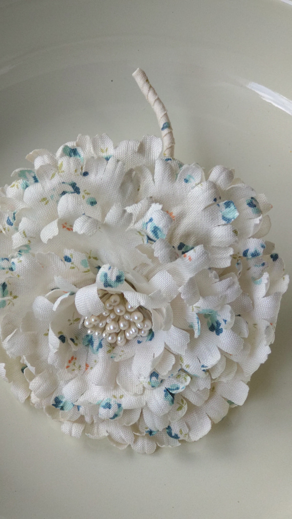 春らしい小花柄♡　天然素材(綿100%)　オートクチュール　コサージュ　カーネーション　 3枚目の画像