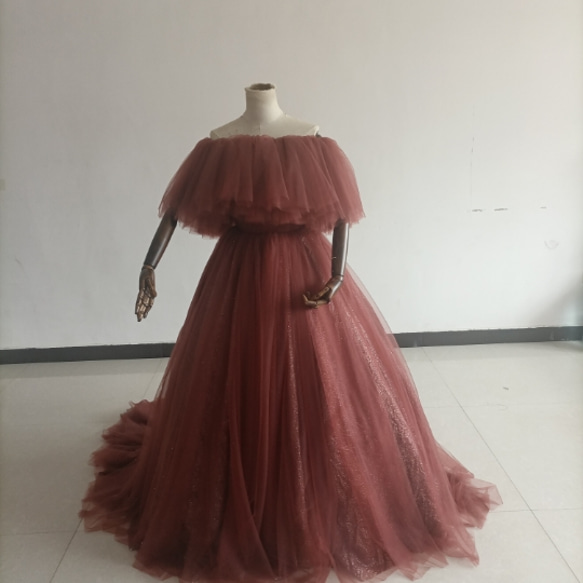 上品！キラキラワインレッドカラードレス ボリュームケープ トレーン  