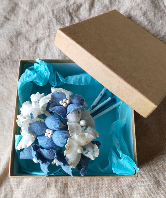 天然素材(綿100%)　オートクチュール　コサージュ　小花　ブルー　花柄　プチギフト 8枚目の画像