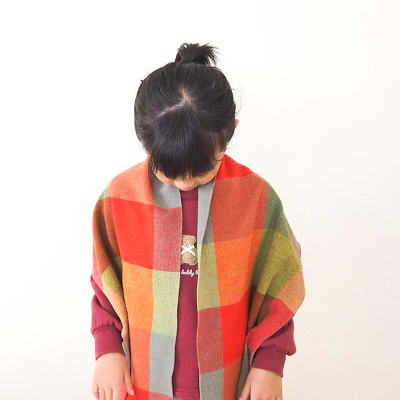 Bishu 羊毛製成的蓬鬆兒童披肩 第9張的照片
