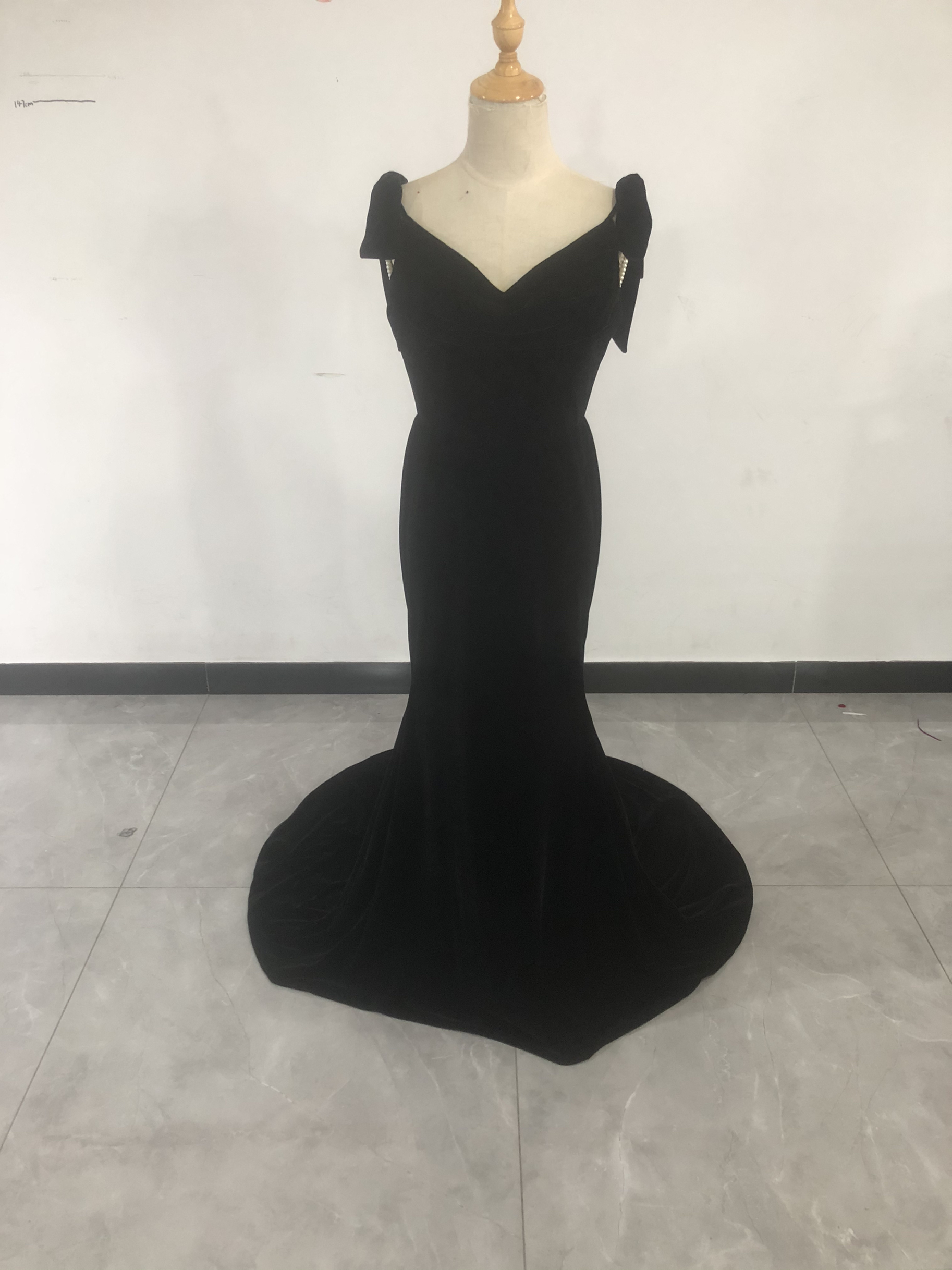 オードリー風 パーティードレス 黒 マーメイドライン 背中見せ シアーな美しさ 拳式/前撮り