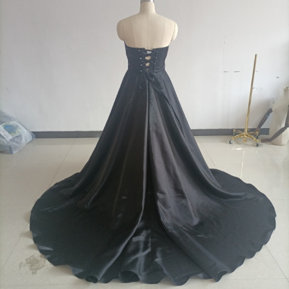 上品 ウエディングドレス ブラックカラードレス　スタイリッシュなバックスタイル ベアトップ 披露宴/前撮り 3枚目の画像